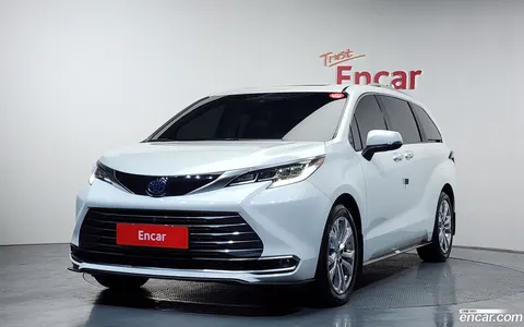 Toyota Sienna 2023 buy in Moscow
