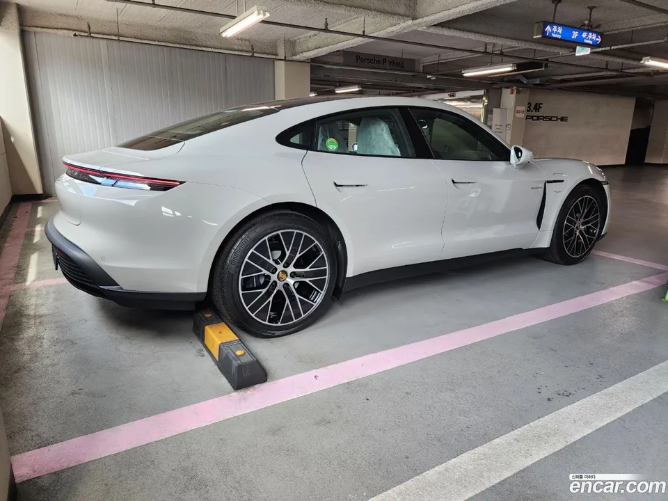 Porsche Taycan 2023 — миниатюра 3