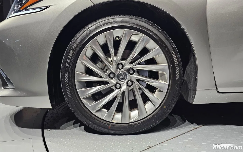 Lexus ES 300h 2023 — миниатюра 5
