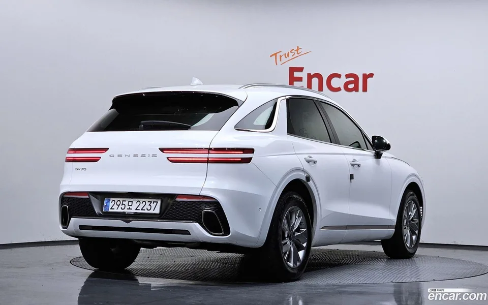 Genesis GV70 2.5T 2WD 2024 — миниатюра 2