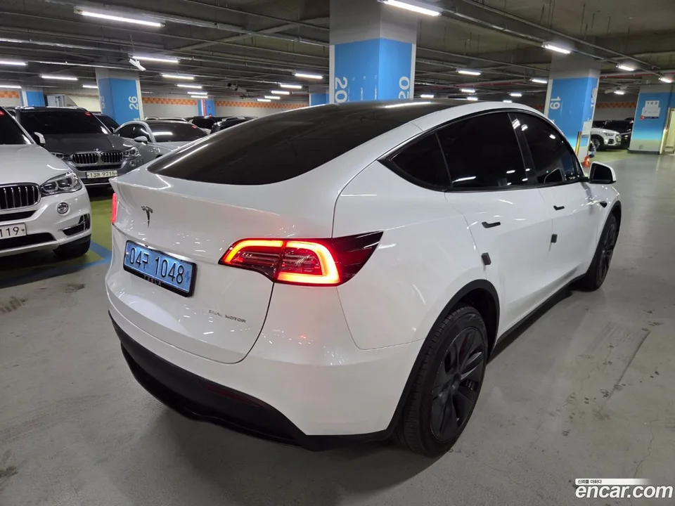 Tesla Model Y AWD 2024 — миниатюра 3
