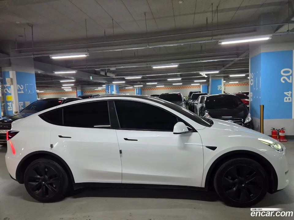 Tesla Model Y AWD 2024 — миниатюра 4