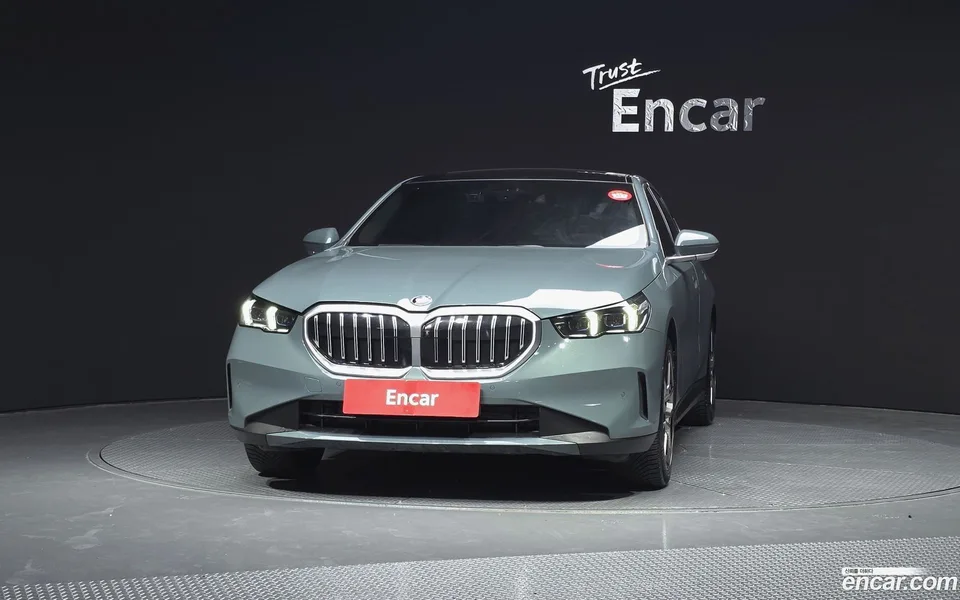 BMW 5 Series 530i xDrive 2024 — миниатюра 3