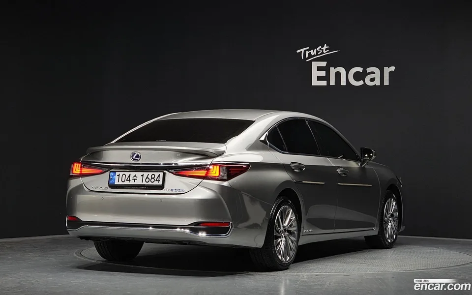 Lexus ES 300h 2022 — миниатюра 2