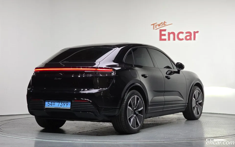 Porsche Macan Electric 2025 — миниатюра 2