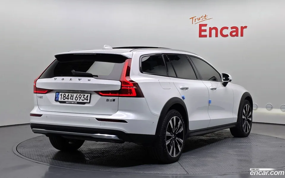 Volvo V60 Cross Country B5 AWD 2023 — миниатюра 2