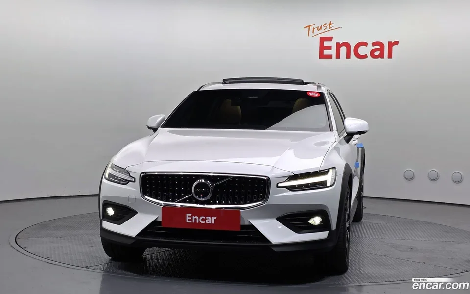 Volvo V60 Cross Country B5 AWD 2023 — миниатюра 3