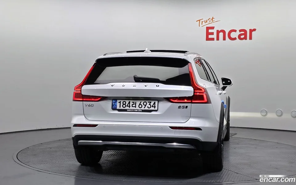 Volvo V60 Cross Country B5 AWD 2023 — миниатюра 4