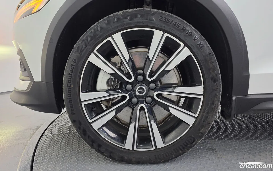 Volvo V60 Cross Country B5 AWD 2023 — миниатюра 5