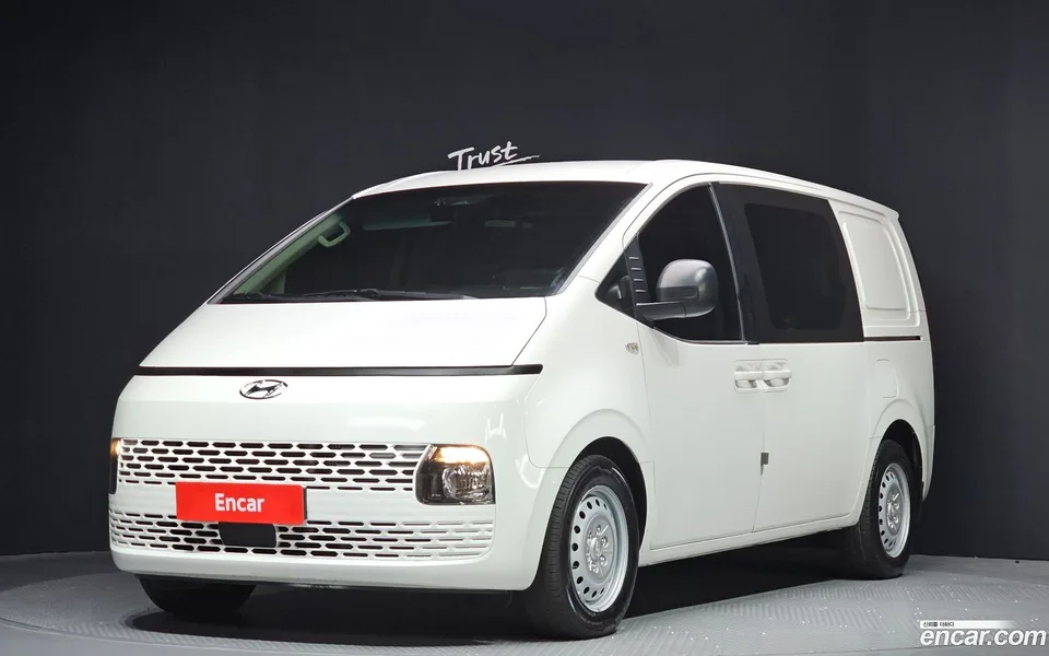 Hyundai Staria 5 2023 — фото 1, купить с доставкой в Москву