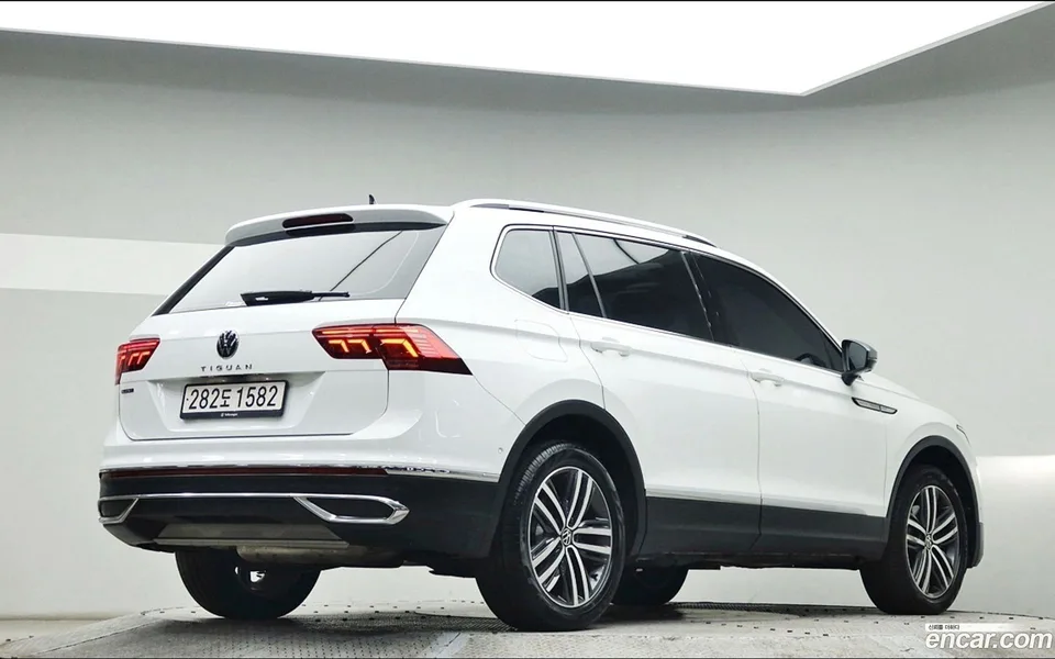 Volkswagen Tiguan Allspace 2.0 TSI 2023 — миниатюра 2