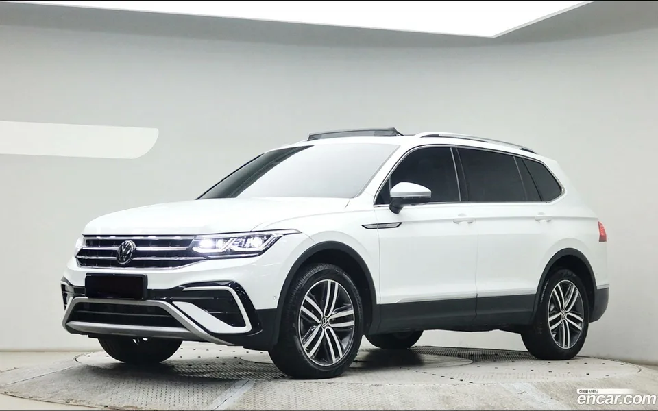 Volkswagen Tiguan Allspace 2.0 TSI 2023 — фото 1, купить с доставкой в Москву
