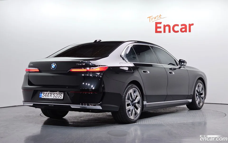 BMW 7 Series 750e xDrive 2023 — миниатюра 2