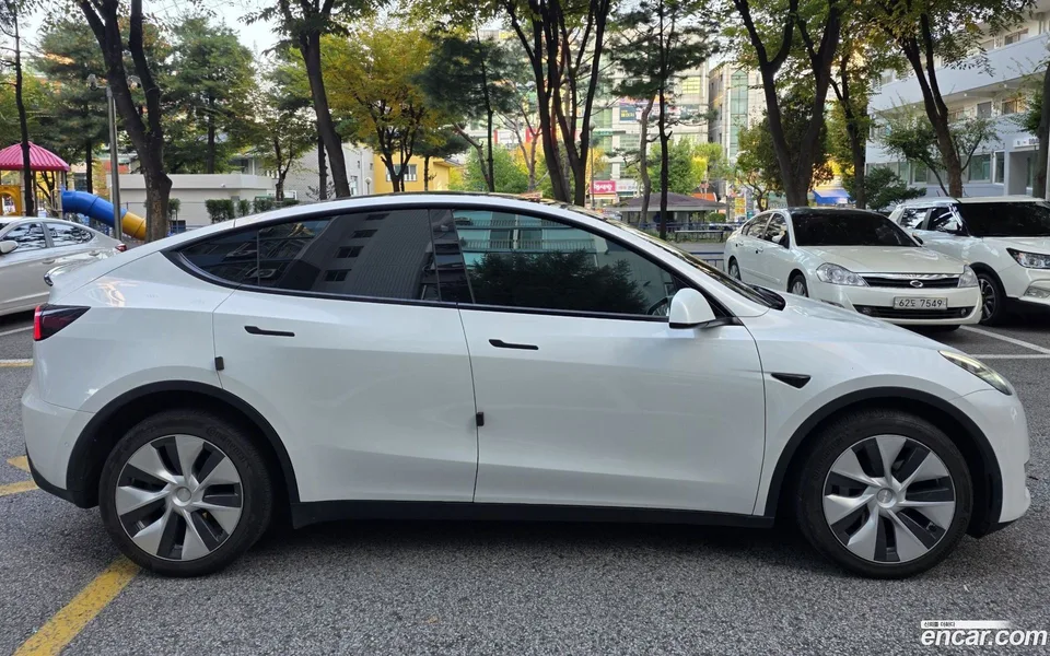 Tesla Model Y AWD 2022 — миниатюра 2