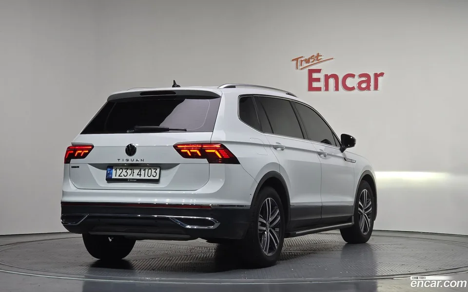 Volkswagen Tiguan Allspace 2.0 TSI 2023 — миниатюра 2
