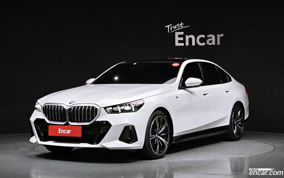 BMW 5 Series 530i xDrive M 2025 — фото 1, купить с доставкой в Москву