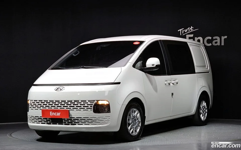 Hyundai Staria 5 2022 — фото 1, купить с доставкой в Москву