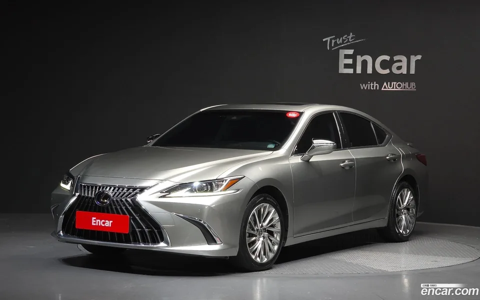 Lexus ES 300h 2023 — фото 1, купить с доставкой в Москву