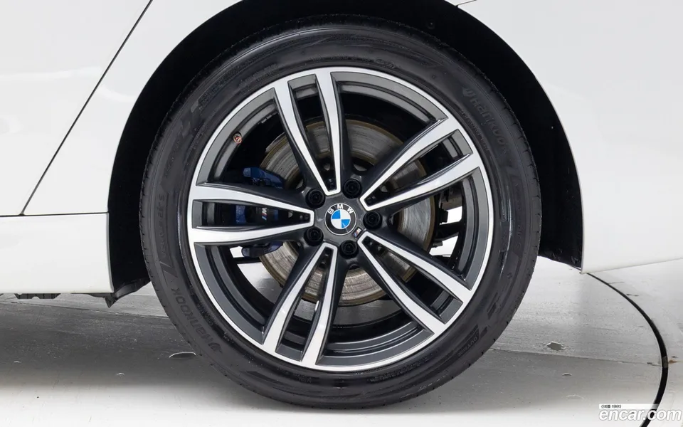 BMW 6 Series GT 620d xDrive M 2023 — миниатюра 5