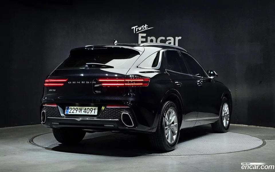 Genesis GV70 2.5T 2WD 2023 — миниатюра 2
