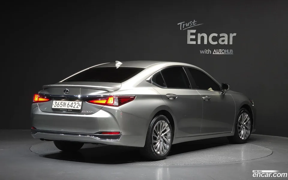 Lexus ES 300h 2023 — миниатюра 2