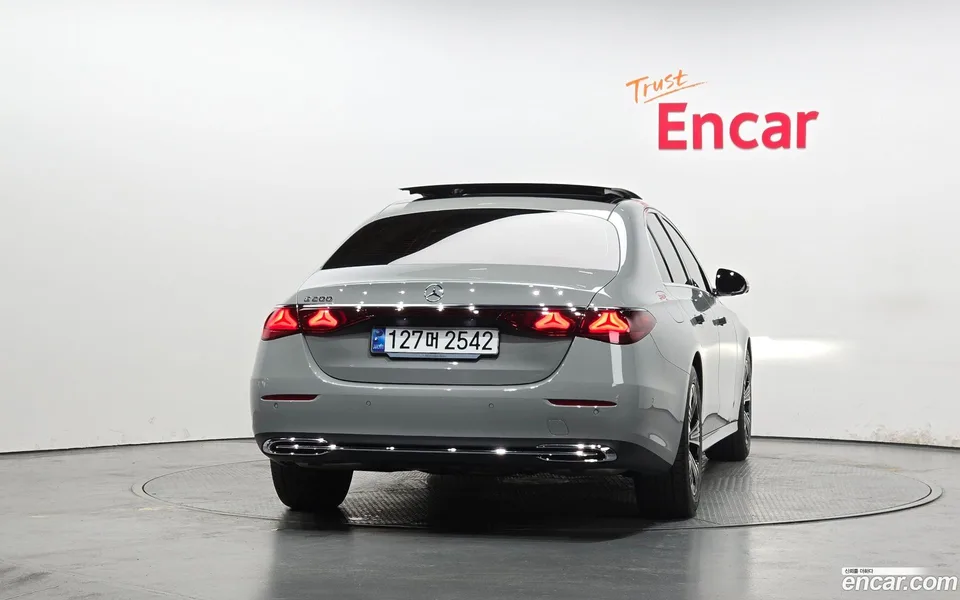 Mercedes-Benz E-Class E200 2024 — миниатюра 4