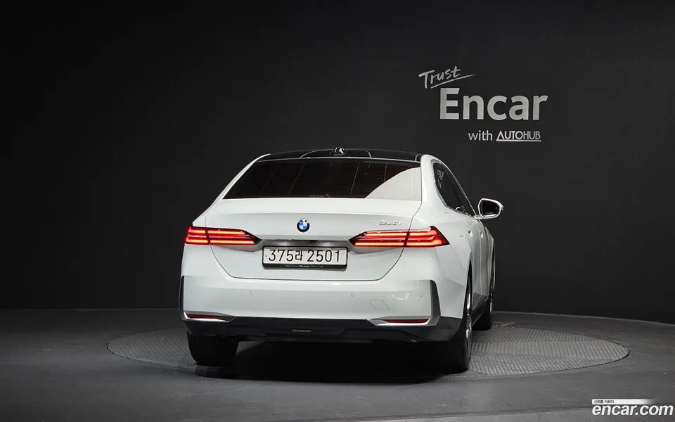 BMW 5 Series 520i 2024 — миниатюра 4
