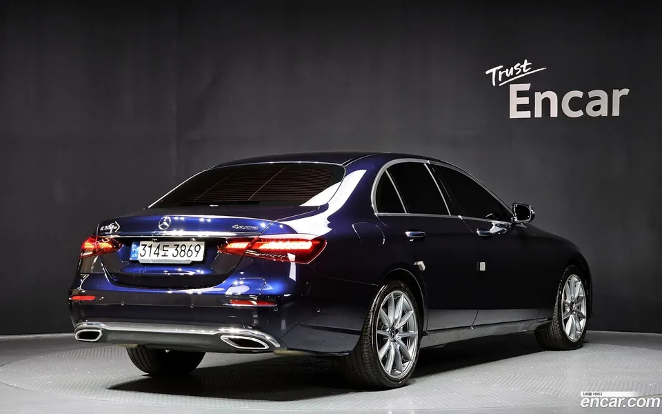 Mercedes-Benz E-Class E300e 4MATIC 2022 — миниатюра 2