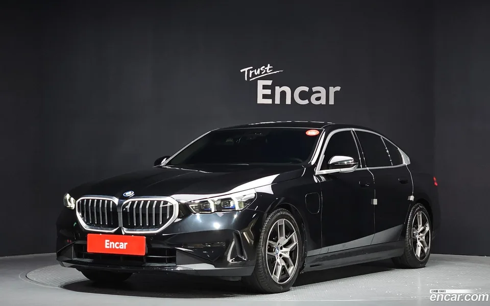 BMW 5 Series 530e 2024 — фото 1, купить с доставкой в Москву