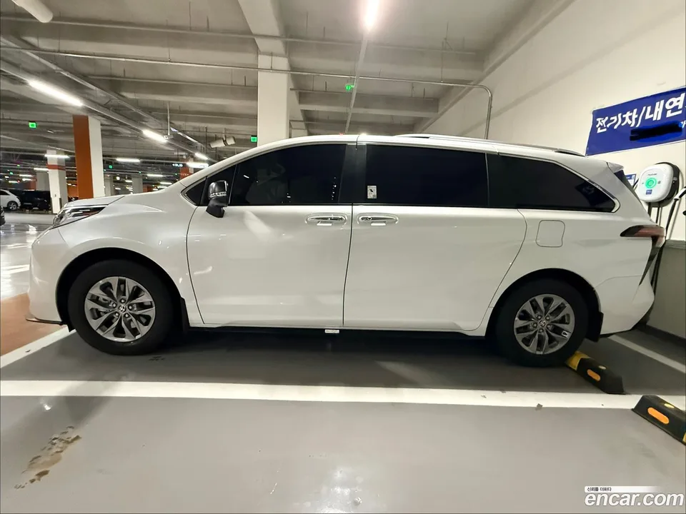 Toyota Sienna 2.5 AWD 2024 — миниатюра 2