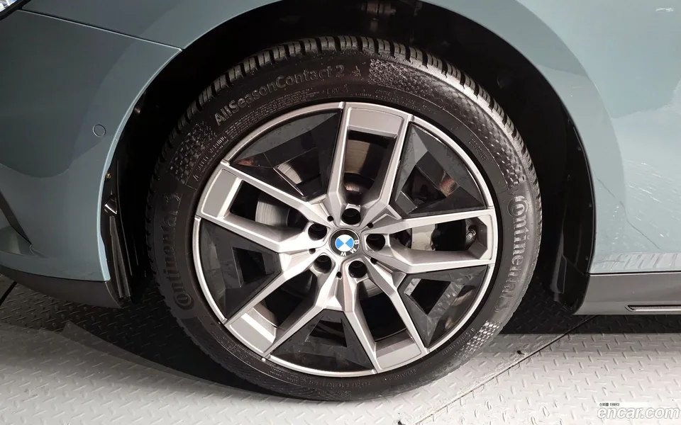 BMW 5 Series 530i xDrive 2024 — миниатюра 5
