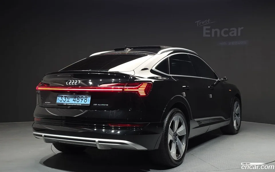 Audi e-tron 55 2022 — миниатюра 2