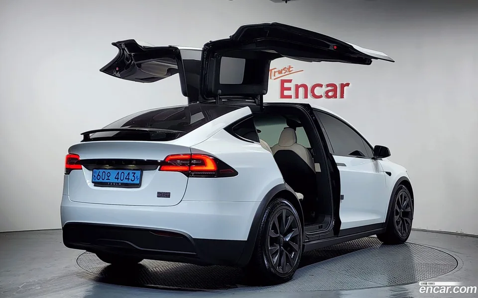 Tesla Model X 2023 — миниатюра 2