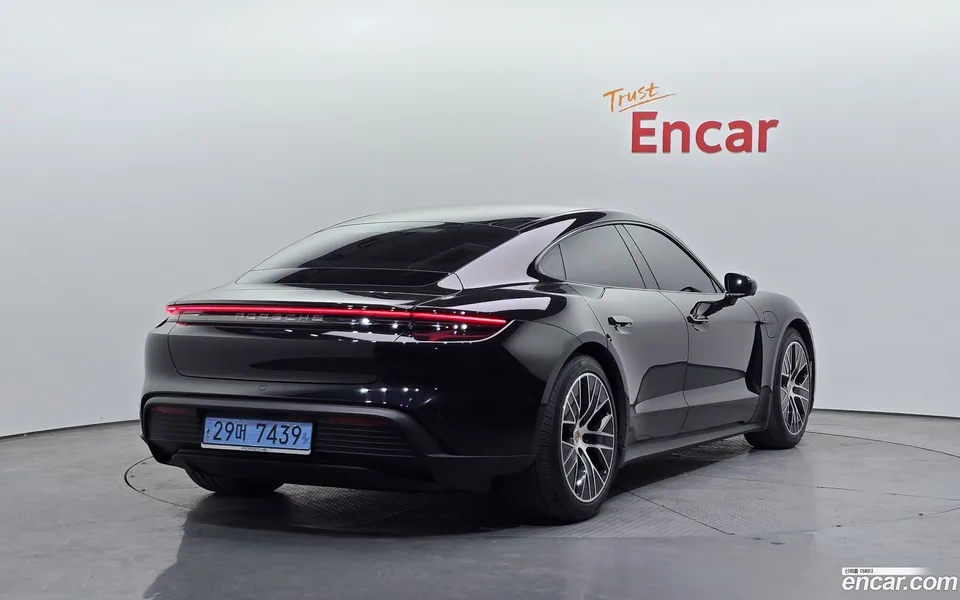 Porsche Taycan 2025 — миниатюра 2