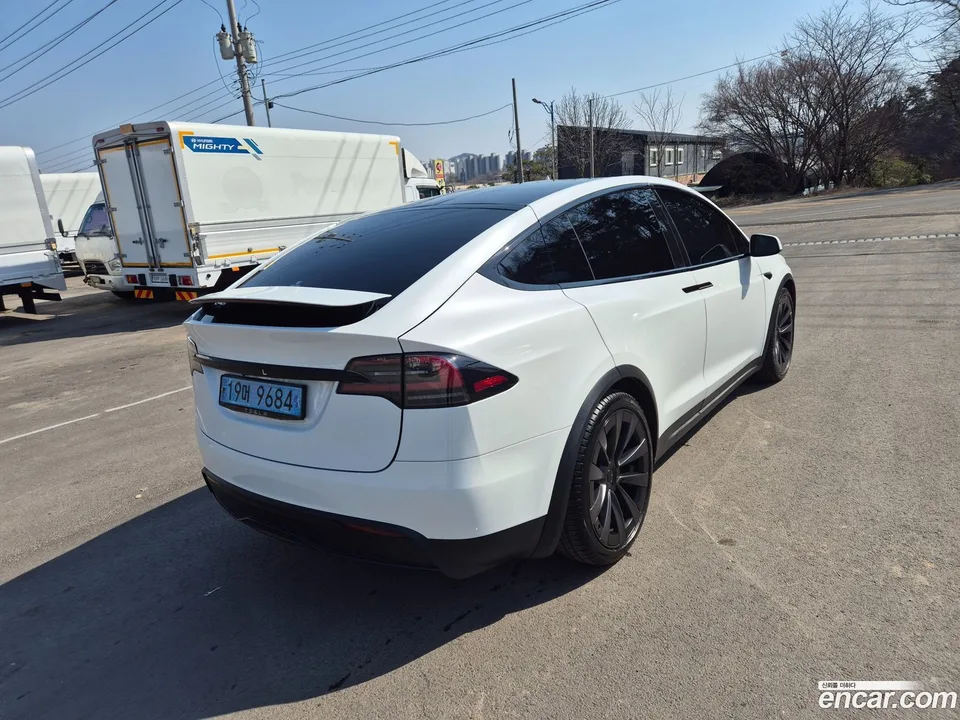 Tesla Model X 2023 — миниатюра 5