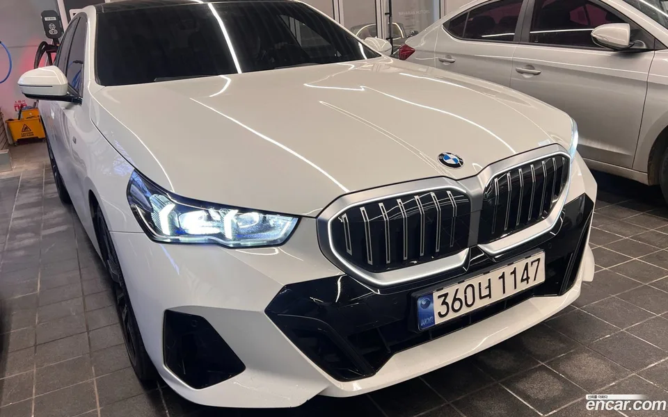 BMW 5 Series 530i xDrive M 2023 — миниатюра 3