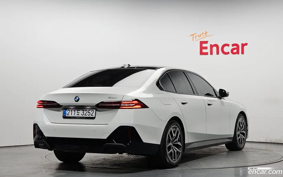 BMW 5 Series 520i M 2025 — миниатюра 3