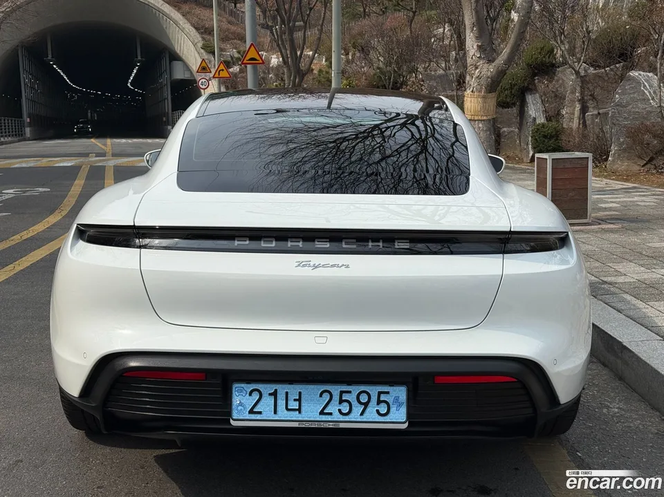 Porsche Taycan 2023 — миниатюра 3