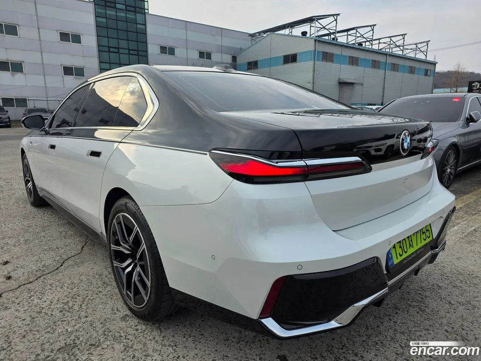 BMW 7 Series 740i sDrive M 2023 — миниатюра 4