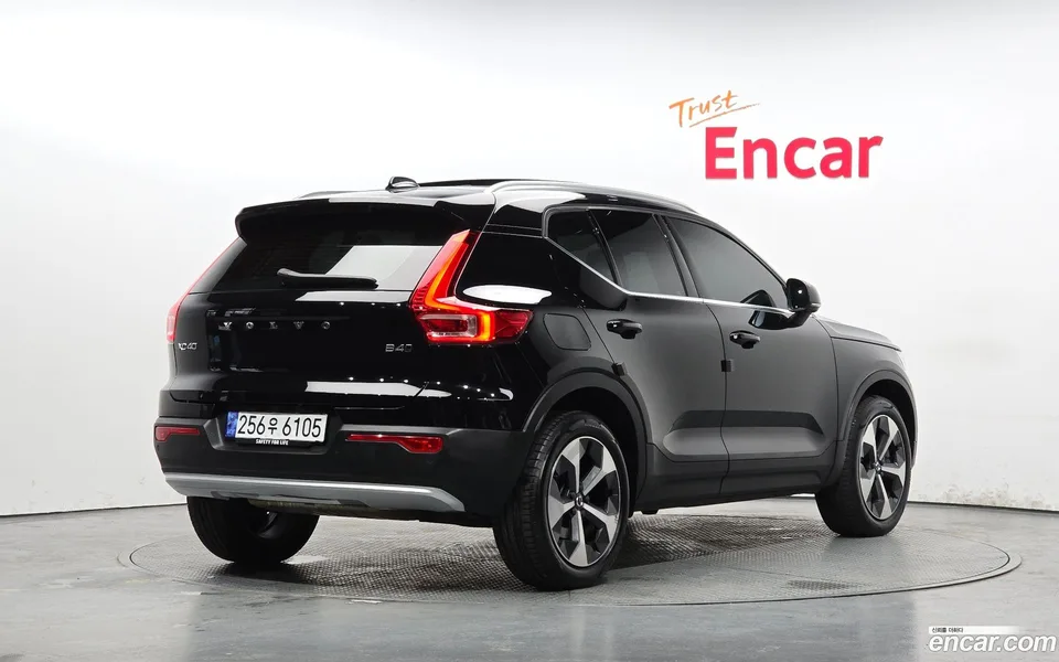 Volvo XC40 B4 2023 — миниатюра 2