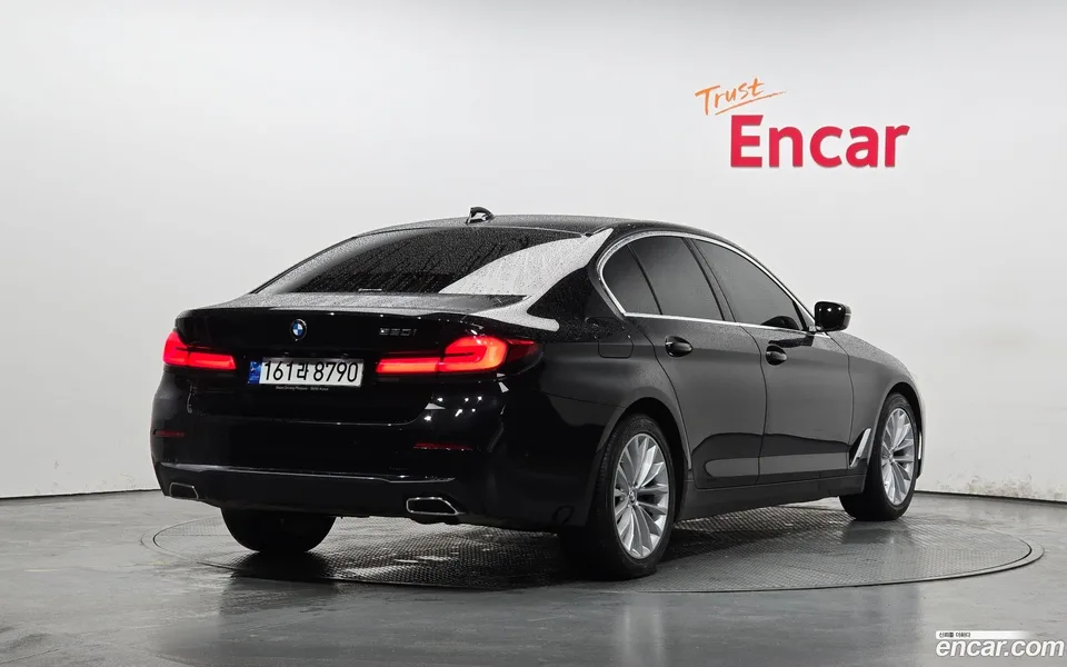 BMW 5 Series 520i 2022 — миниатюра 2