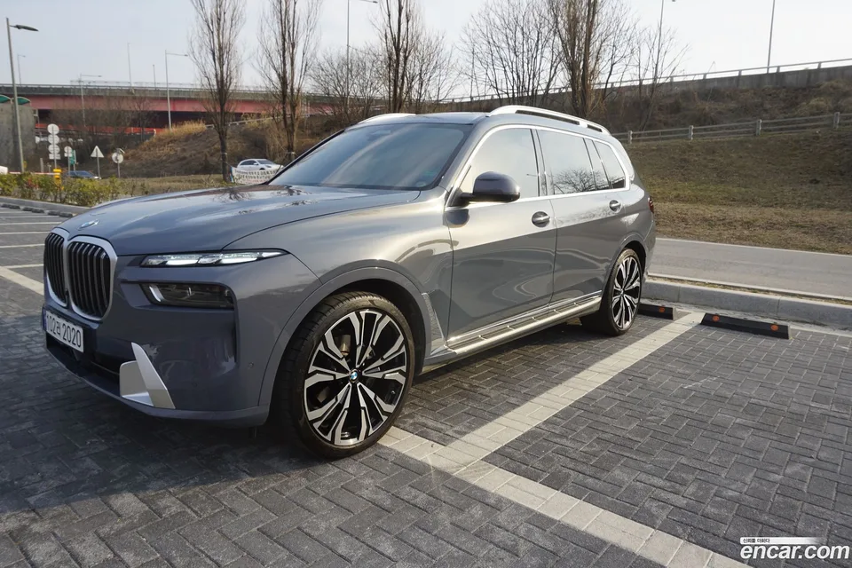 BMW X7 xDrive 40i 6 2023 — фото 1, купить с доставкой в Москву