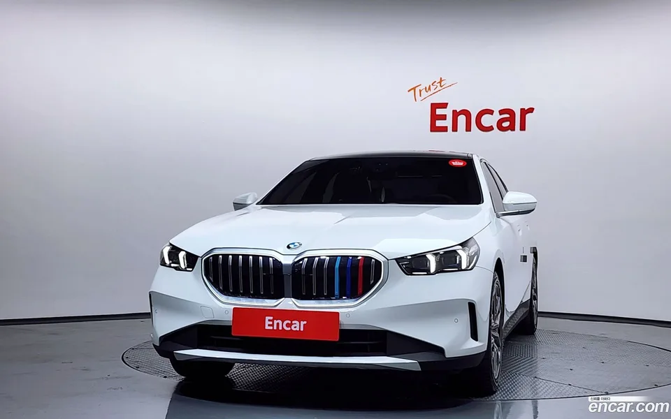 BMW 5 Series 530i xDrive 2024 — миниатюра 3