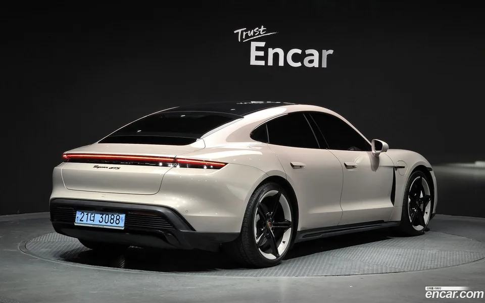 Porsche Taycan GTS 2023 — миниатюра 2