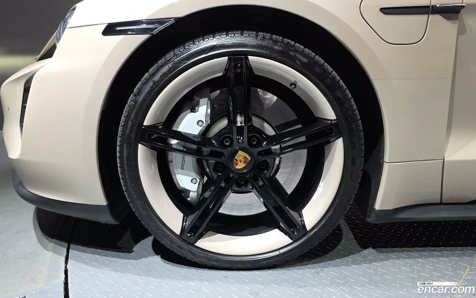 Porsche Taycan GTS 2023 — миниатюра 5
