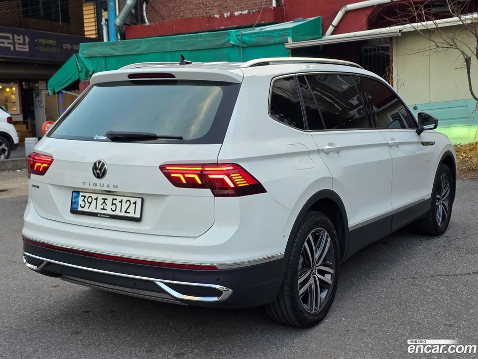 Volkswagen Tiguan Allspace 2.0 TSI 2023 — миниатюра 4