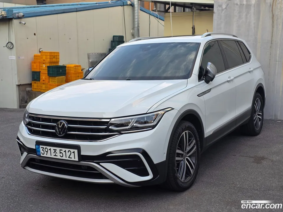 Volkswagen Tiguan Allspace 2.0 TSI 2023 — фото 1, купить с доставкой в Москву