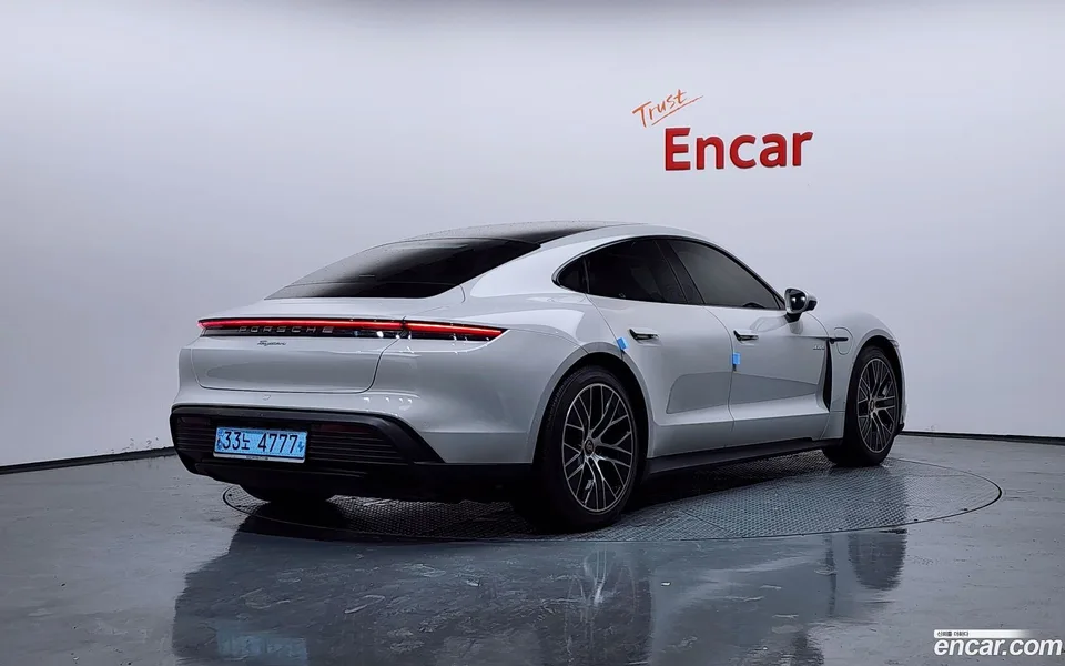 Porsche Taycan 2022 — миниатюра 2