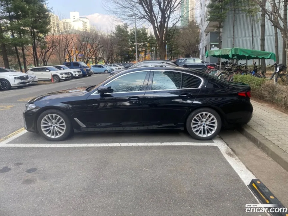 BMW 5 Series 520i 2023 — миниатюра 2