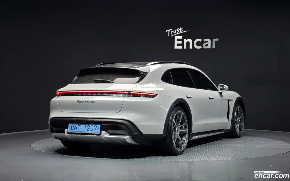 Porsche Taycan 2023 — миниатюра 2